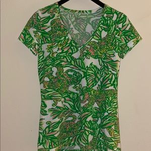 Lilly Pulitzer Tops - Lily Pulitzer V-neck Tee size small Lilly Pulitzer Tops - Lily Pulitzer V-neck Tee size small